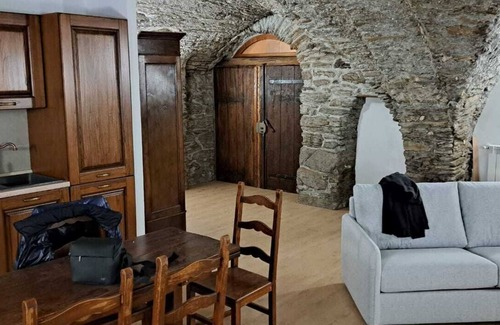 Soucheres-Basses Apartment | Finely renovated two-room apartment with typical stone vaults.
