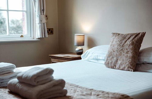Eaton Mascott Cottage | Finest Retreats | Netley Hall - Poppy