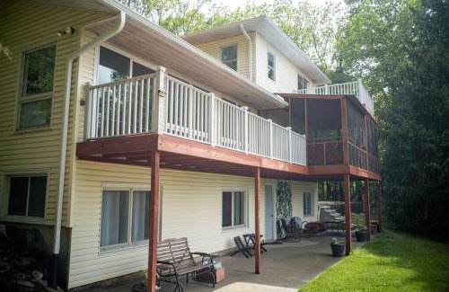 Adrian House | Finn's Hideaway -Modern family river home