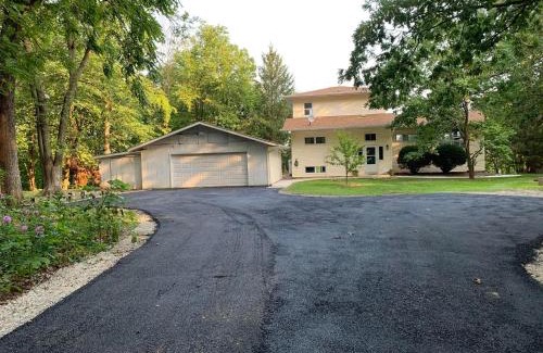 Adrian House | Finn's Hideaway -Modern family river home