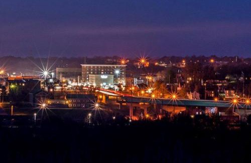 Adrian House | Finn's Hideaway -Modern family river home