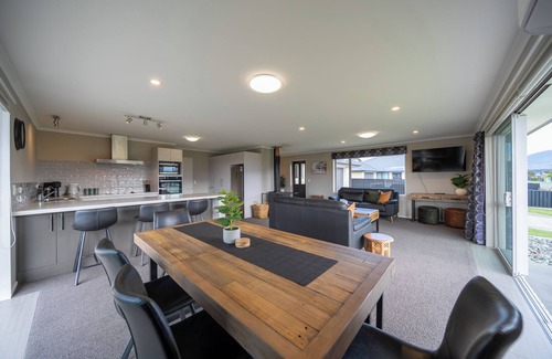 Te Anau House | Fiordland Vista Lodge - Te Anau Holiday Home