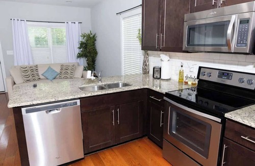 Chapel Hill Apartment | Fire Pit - 4 Min from UNC - 7 Min from Carrboro - Fast Wi-Fi