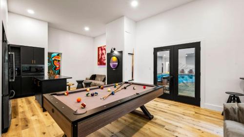 Caton House | Firefly Mountain Suites by AvantStay Sleeps 36 Indoor Pool Hot Tub Game Room Playground