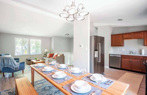 Wayne House | Firepit & 10mins to Speedway - Westside Splendor