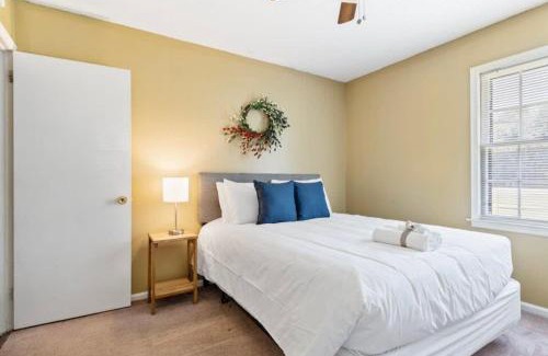 Gunter Afs House | Firepit & Patio- Mins to Dining- The Vaughnique