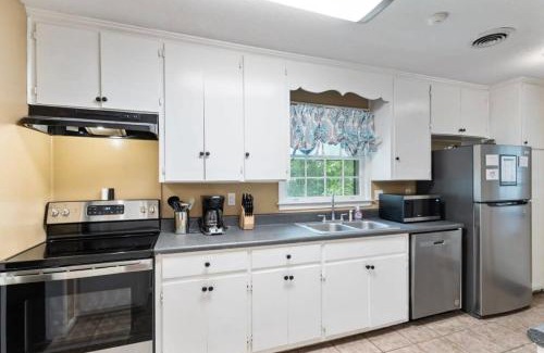 Gunter Afs House | Firepit & Patio- Mins to Dining- The Vaughnique