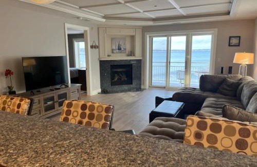 Traverse City House | First Class Suite on East Grand Traverse Bay