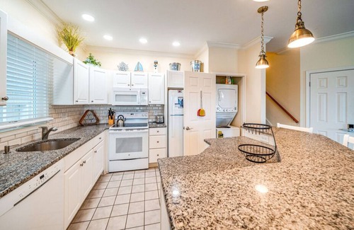 South End Condo | First-Floor Beachfront 4BR, Dog-Friendly-Sleeps 12 w/Deck, Grill & Beach Cart!