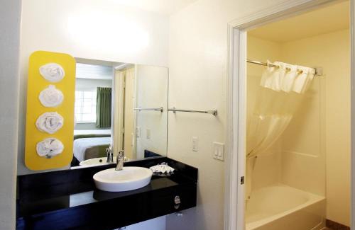 Munras Avenue Hotel | Fisherman's Cove Inn