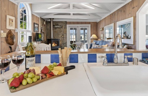 Salmon Creek Cabin | Fishermans Cottage~Classic Coastal Cottage in Bodega Bay, Walk to Beach/WiFi