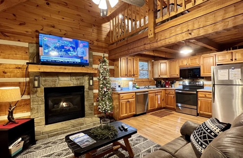 Sevierville Cabin | Fishing Fun! Corn Hole-Wifi-Hot Tub-Picnic Table-Relax and Play!
