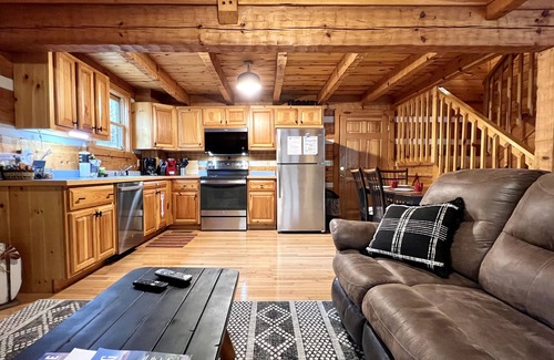 Sevierville Cabin | Fishing Fun! Corn Hole-Wifi-Hot Tub-Picnic Table-Relax and Play!