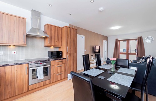 Sherborne St. John House | Five Minute Walk To Basingstoke Hospital Contractors Welcome 5-Bedroom Townhouse Great Location
