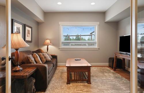 Westbrook Meadows House | Five Peaks Home with Soaking Tub