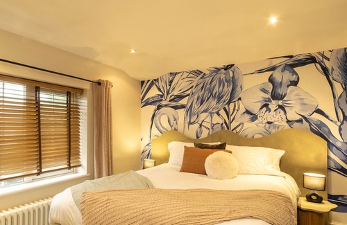 Welford House | Flamingo Retreat - Stunning home with garden & parking