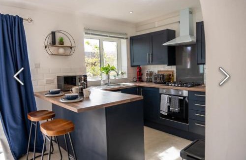 Great Linford House | Flamingo Short Lets 4 Bed 4 Bath House Neath Hill