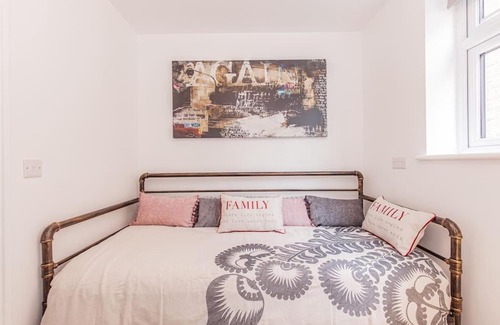 Cowley Apartment | Flat 3, 161 Crescent Road - Luxury Apartment