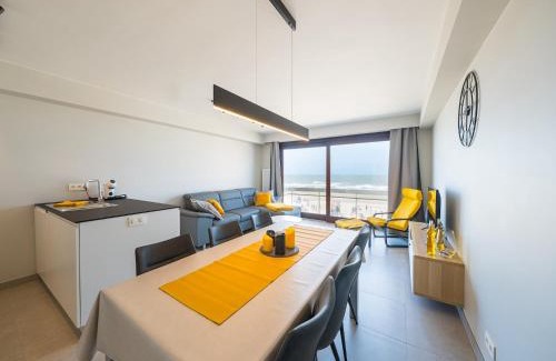 Middelkerke Apartment | Flat by the Seafront with Terrace Views, cleaning included