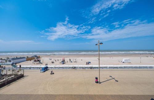 Middelkerke Apartment | Flat by the Seafront with Terrace Views, cleaning included
