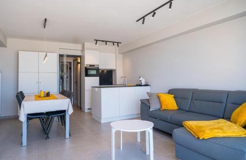 Middelkerke Apartment | Flat by the Seafront with Terrace Views, cleaning included