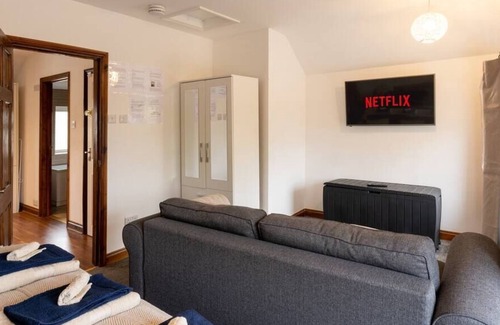 Oxford Condo | Flat In Cowley Town Centre w/Free Parking