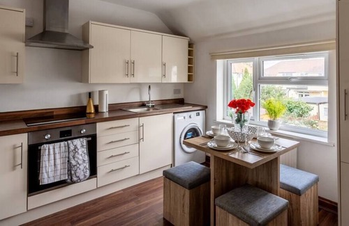 Oxford Condo | Flat In Cowley Town Centre w/Free Parking