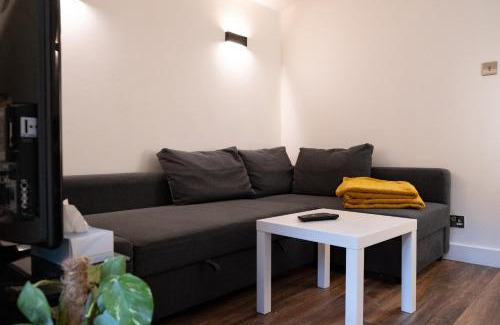Ashton-under-Lyne Apartment | Flat near Peak District
