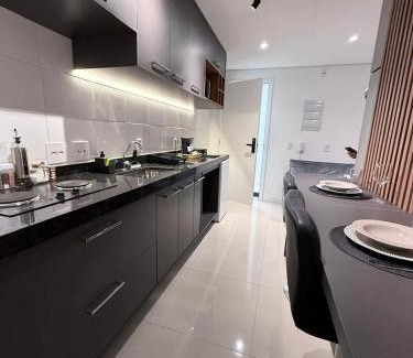Centro Apartment | Flat novo bem equipado com ar condicionado e cozinha completa - Centro