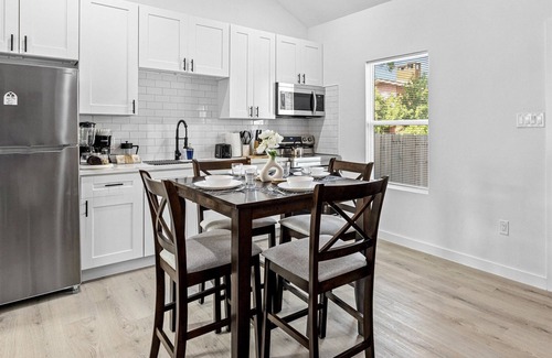 Northside House | Flat Nr Heights + Downtown | Games WiFi TV | Pets