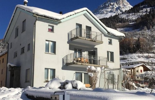 Li Curt Apartment | Flat with mountain view