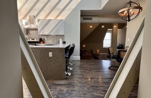 East Town Apartment | Flexhome Downtown Luxury 2BR Penthouse Apt