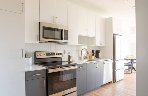 Yankee Hill Apartment | Flexhome East Side 1BR Apt with Balcony, Pool, and Gym