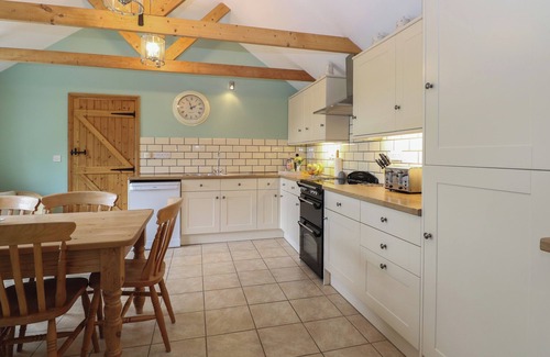 Great Yarmouth Cottage | FLINT COTTAGE, family friendly, with a garden in Caister-On-Sea