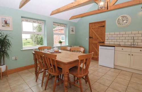 Great Yarmouth Cottage | FLINT COTTAGE, family friendly, with a garden in Caister-On-Sea