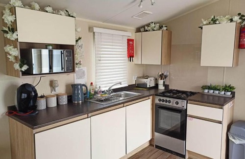 Ingoldmells Apartment | FLIP FLOPS SUN SEA AND SAND HOLIDAYS FREE ENTERTAINMENT, WIFI, SPORTS BAR, FAMILY & PET FRIENDLY CLOSE TO BEACH, FANTASY ISLAND, CLUBS, PUBS AND MORe