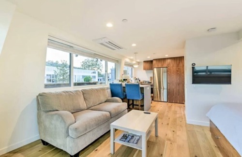 Mill Valley Apartment | Floating condo 'A' on Sausalito's Richardson Bay.
