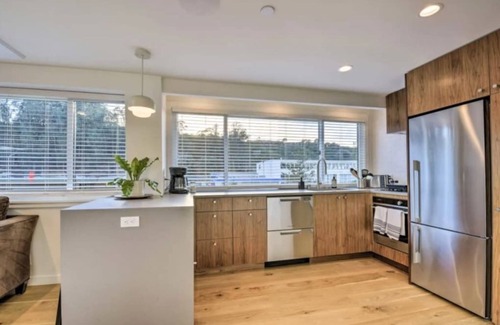 Mill Valley Apartment | Floating condo 'B' on Sausalito's Richardson Bay