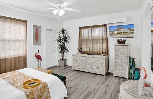 Lake Worth Cottage | FLOCKS + FEATHERS: 4 mins away from beach/casino