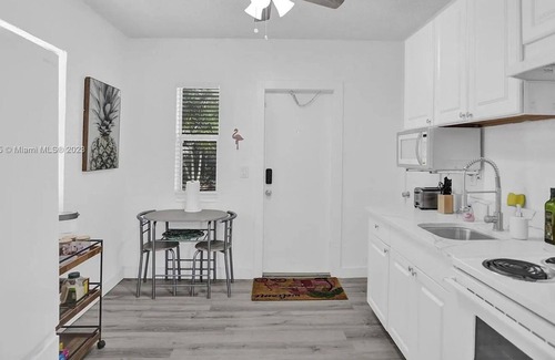 Lake Worth Cottage | FLOCKS + FEATHERS: 4 mins away from beach/casino