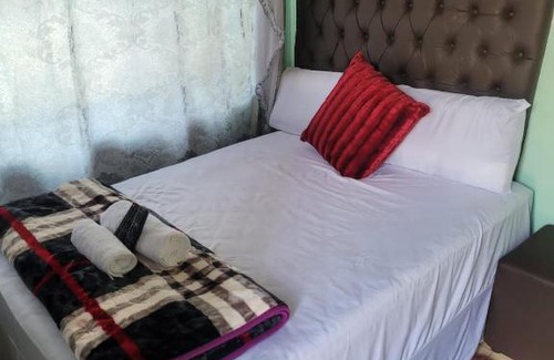 Greater Johannesburg Metropolitan Area House | Florida Lake Guest House