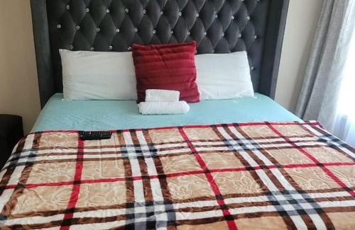 Greater Johannesburg Metropolitan Area House | Florida Lake Guest House