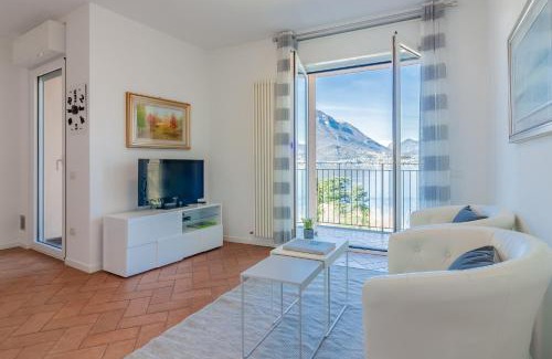 Perledo Apartment | Flower House with Lake View by Wonderful Italy