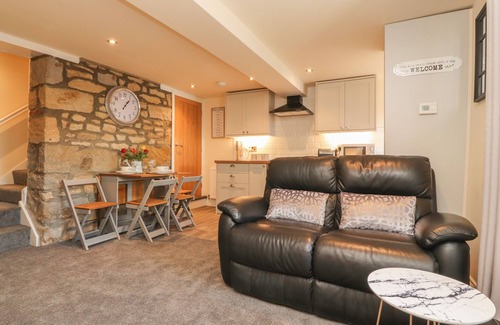 Giggleswick Cottage | FOLLY COTTAGE, character holiday cottage, with a garden in Settle