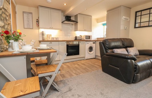 Giggleswick Cottage | FOLLY COTTAGE, character holiday cottage, with a garden in Settle