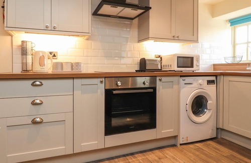 Giggleswick Cottage | FOLLY COTTAGE, character holiday cottage, with a garden in Settle