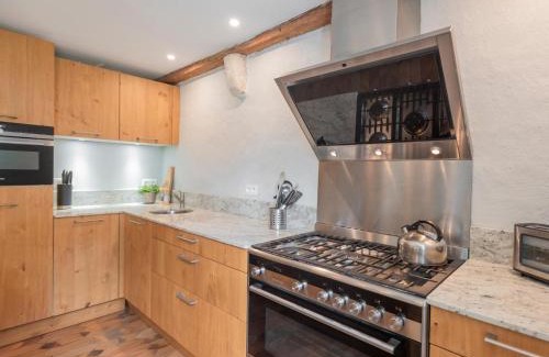 Leogeats House | Fond de Bacquey