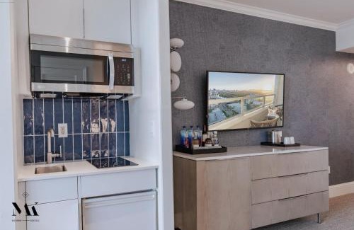 Mid Beach Apartment | FontaineBleau Resort High Floor w Ocean Views