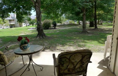 Branson House | Foothill's Luxury 2BDR Ground Floor Condo in 1000 Hill's