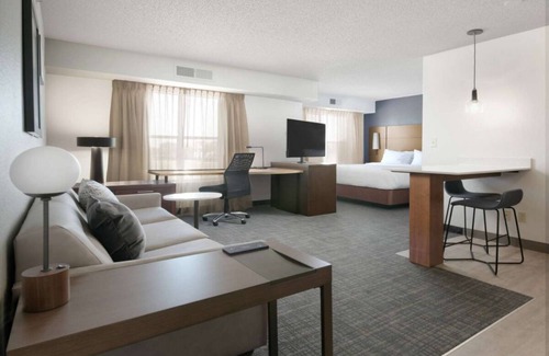 Fossil Creek Hotel | For The Whole Family! TWO 2BR Suites with Kitchen, Free Breakfast, Outdoor Pool!